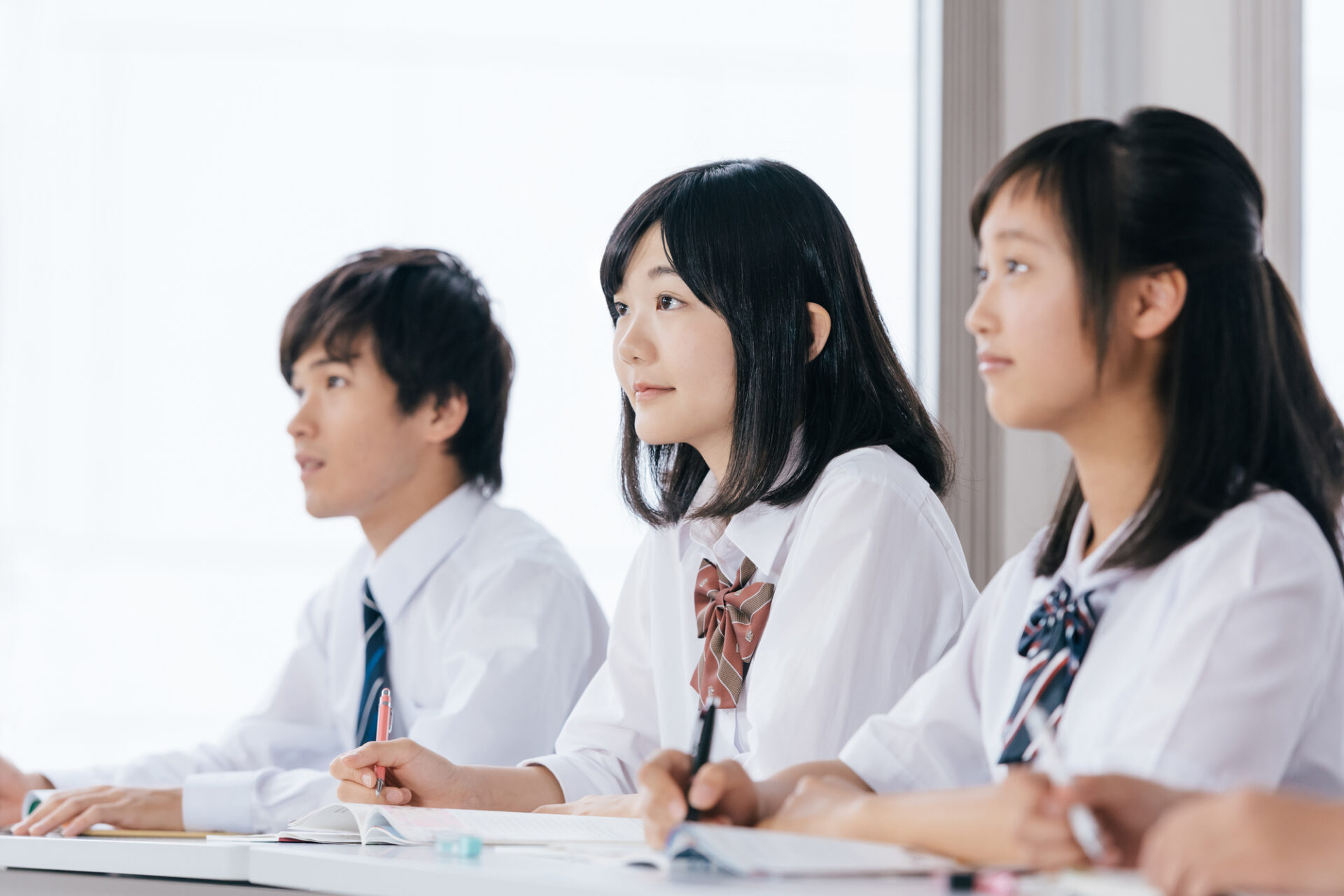 グループで学習する生徒たち