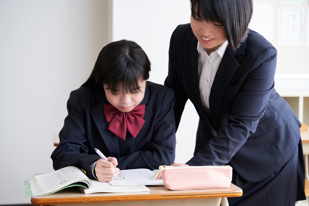 教材で勉強する生徒