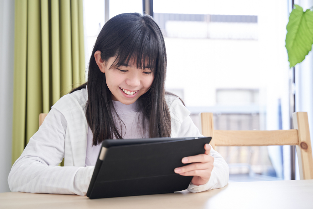 タブレットを使って学習する生徒